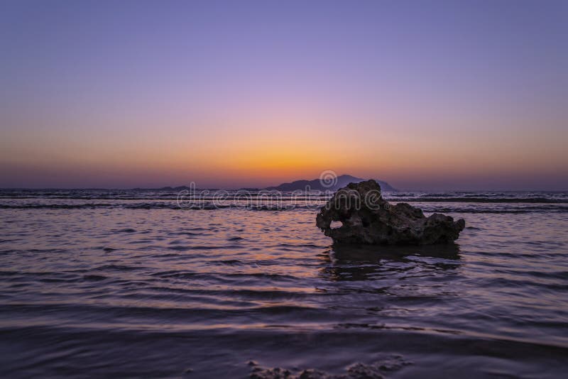 Por do sol maravilhoso no Sharm-el-Sheikh, Egito sobre a ilha de Tiran, com referência a fotografia de stock Por do sol maravilhoso no Sharm-el-Sheikh, Egito sobre a ilha de Tiran, com referência a fotografia de stock