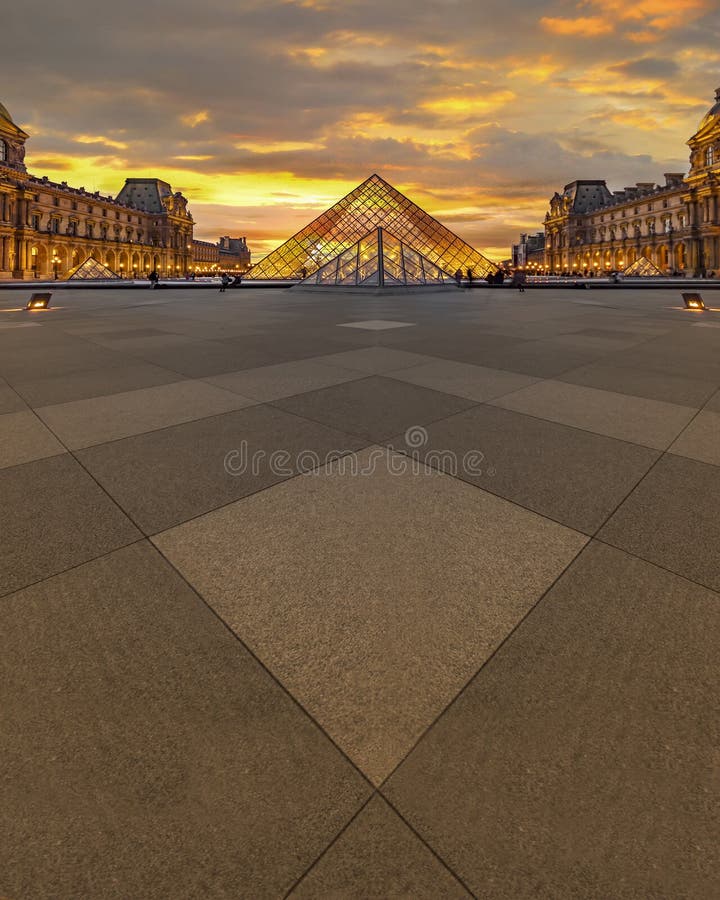 Por do sol do museu do Louvre imagem de stock Por do sol do museu do Louvre imagem de stock