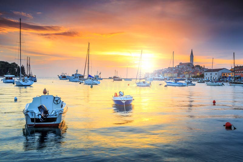 Por do sol mágico com porto de Rovinj, região de Istria, Croácia, Europa imagem de stock royalty free Por do sol mágico com porto de Rovinj, região de Istria, Croácia, Europa imagem de stock royalty free