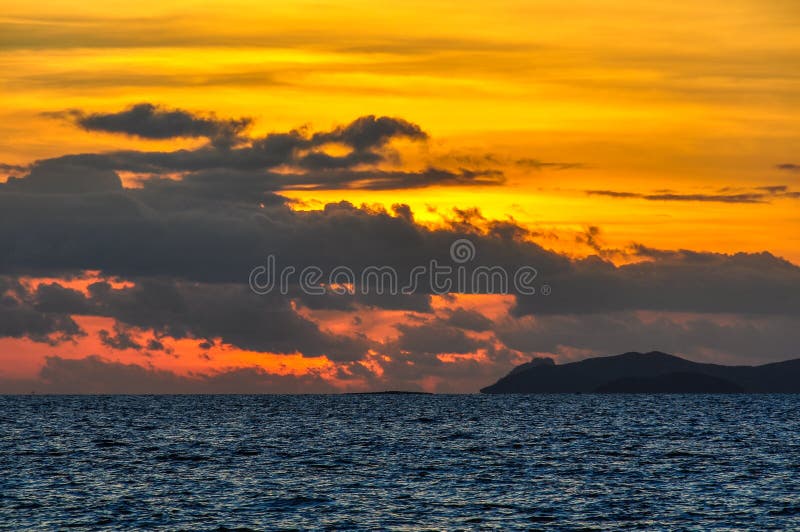 Download Por Do Sol Na Ilha Da Recompensa Em Fiji Foto de Stock - Imagem de tropical, areia: 80100920