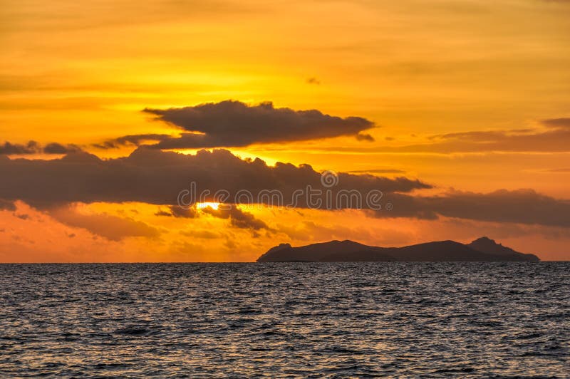 Download Por Do Sol Na Ilha Da Recompensa Em Fiji Foto de Stock - Imagem de destinos, paradise: 80100944