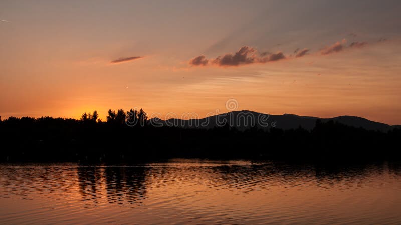 Por do sol na paisagem do lago fotografia de stock