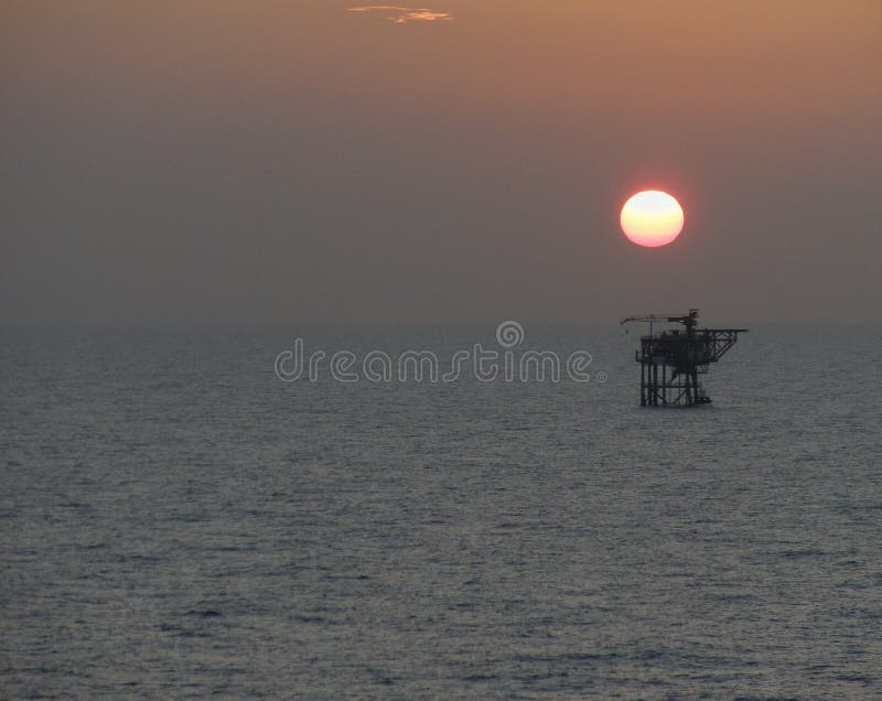 Por do sol na plataforma da plataforma petrol?fera, mar Indon?sia de Natuna fotografia de stock royalty free Por do sol na plataforma da plataforma petrol?fera, mar Indon?sia de Natuna fotografia de stock royalty free