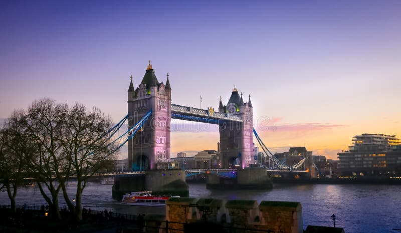 Por do sol na ponte da torre e no rio Tamisa, Londres, Inglaterra imagem de stock Por do sol na ponte da torre e no rio Tamisa, Londres, Inglaterra imagem de stock