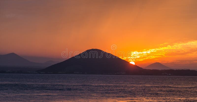 Por do sol na praia com céu bonito, paisagem da natureza fotos de stock Por do sol na praia com céu bonito, paisagem da natureza fotos de stock