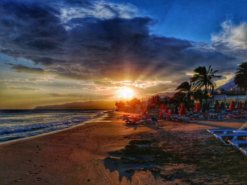 Por do sol na praia da Creta fotografia de stock Por do sol na praia da Creta fotografia de stock