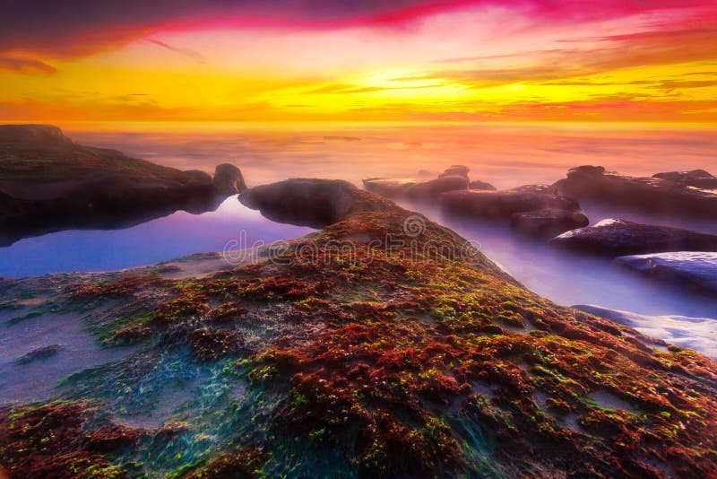 Por do sol na praia de Windansea imagens de stock Por do sol na praia de Windansea imagens de stock
