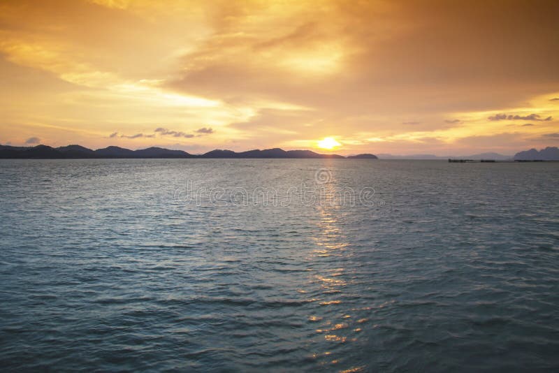 Por do sol na praia e nas montanhas fotos de stock Por do sol na praia e nas montanhas fotos de stock