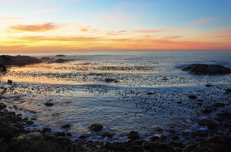 Por do sol na praia idílico perto da baía dos acampamentos imagens de stock Por do sol na praia idílico perto da baía dos acampamentos imagens de stock