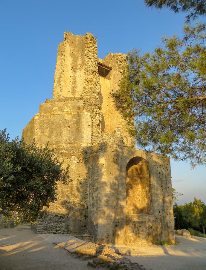 Por do sol nas ruínas da torre romana antiga conhecida como a excursão Magne em Nimes, França foto de stock royalty free Por do sol nas ruínas da torre romana antiga conhecida como a excursão Magne em Nimes, França foto de stock royalty free