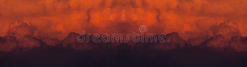 Por do sol nebuloso vermelho após um incêndio florestal enorme
