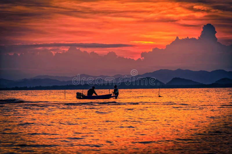 Por do sol no céu dramático sobre a montanha e o mar imagem de stock Por do sol no céu dramático sobre a montanha e o mar imagem de stock