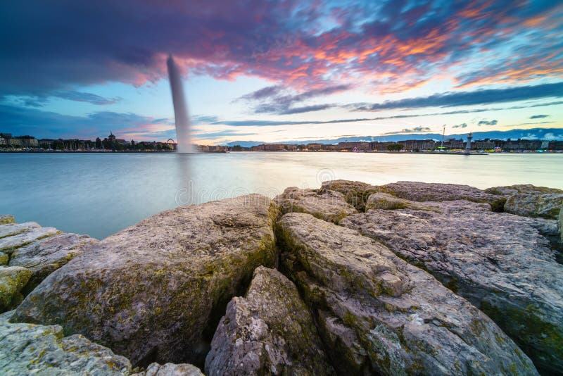 Por do sol no lago na arquitetura da cidade imagem de stock Por do sol no lago na arquitetura da cidade imagem de stock