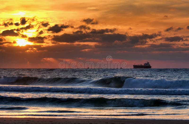 Por do sol no mar Mediterrâneo. imagem de stock Por do sol no mar Mediterrâneo. imagem de stock