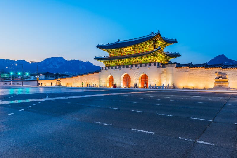Por do sol no palácio de Gyeongbokgung na cidade de Seoul, Coreia do Sul imagens de stock royalty free Por do sol no palácio de Gyeongbokgung na cidade de Seoul, Coreia do Sul imagens de stock royalty free