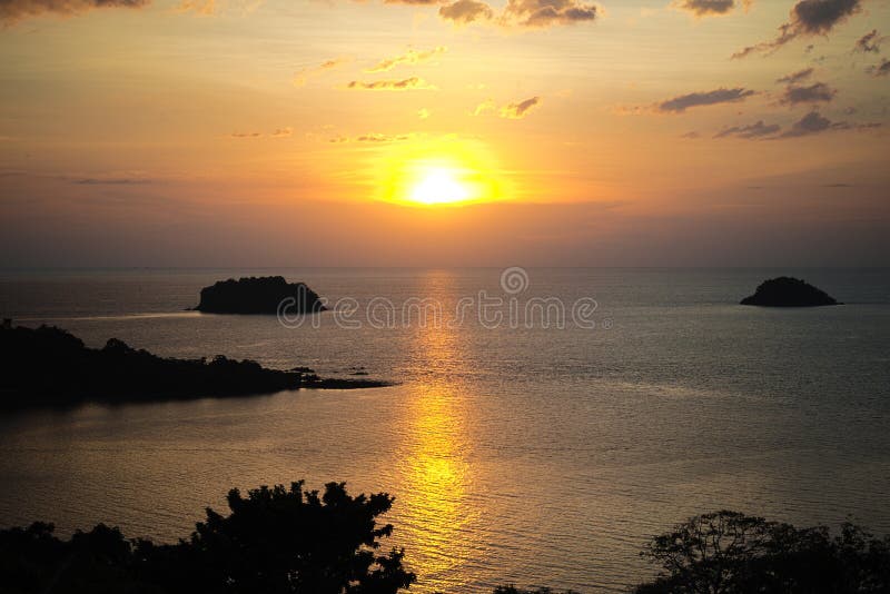 Por do sol no ponto de vista na ilha tropical imagem de stock Por do sol no ponto de vista na ilha tropical imagem de stock