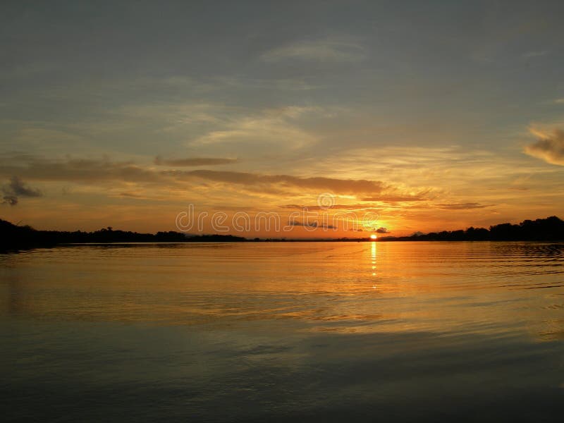 Por do sol no rio de amazon imagens de stock Por do sol no rio de amazon imagens de stock
