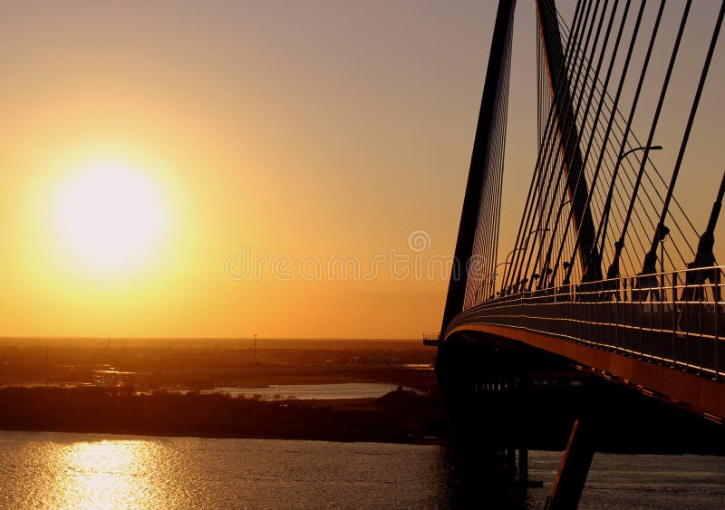 Por do sol no tanoeiro River Bridge em Charleston, SC fotos de stock royalty free Por do sol no tanoeiro River Bridge em Charleston, SC fotos de stock royalty free