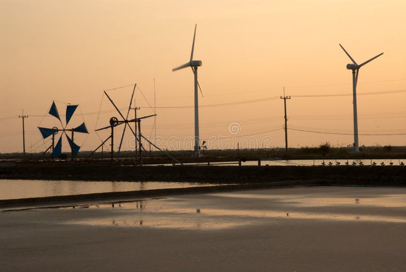 Uso Antigo E Novo Do Moinho De Vento Para O Movimento a água Do Mar Imagem  de Stock - Imagem de ambiental, curso: 51081069