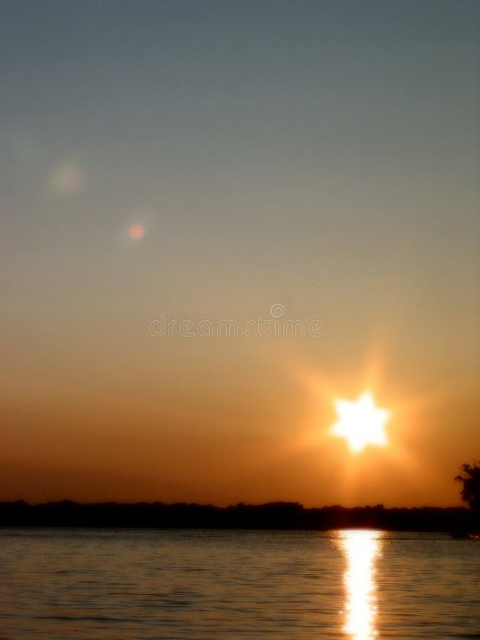 Por do sol no â 1 do lago reed foto de stock Por do sol no â 1 do lago reed foto de stock