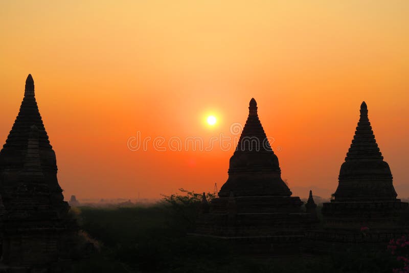 Por do sol ou nascer do sol em Bagan Myanmar Burma Birmanie imagens de stock royalty free Por do sol ou nascer do sol em Bagan Myanmar Burma Birmanie imagens de stock royalty free