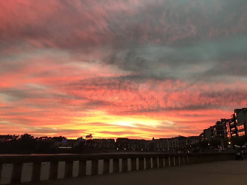 Por do sol perto da praia de Silgar na Espanha de Sanxenxo imagens de stock Por do sol perto da praia de Silgar na Espanha de Sanxenxo imagens de stock
