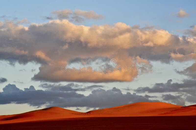 Por do sol perto dos oásis de Siwa imagem de stock Por do sol perto dos oásis de Siwa imagem de stock
