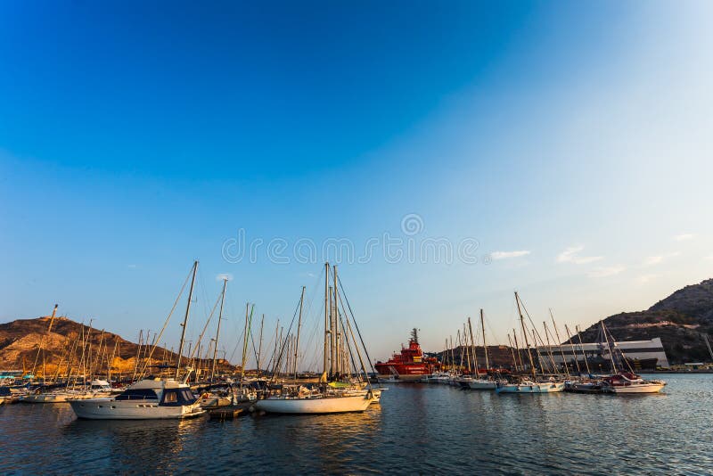 Por do sol do porto do porto de Cartagena Múrcia na Espanha mediterrânea fotos de stock royalty free Por do sol do porto do porto de Cartagena Múrcia na Espanha mediterrânea fotos de stock royalty free