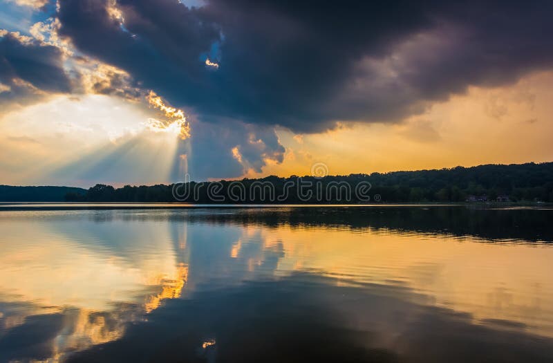 Por do sol que reflete no lago Pinchot, em Gifford Pinchot State Park foto de stock Por do sol que reflete no lago Pinchot, em Gifford Pinchot State Park foto de stock