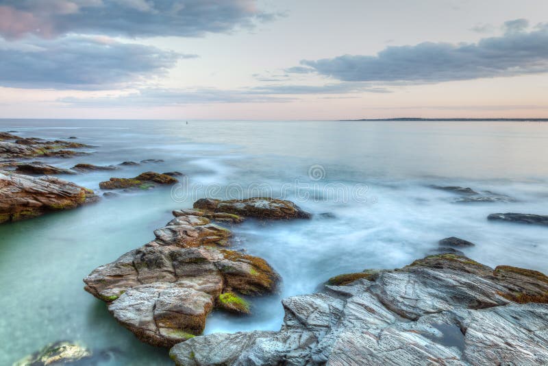 Por do sol rochoso do seascape fotografia de stock royalty free Por do sol rochoso do seascape fotografia de stock royalty free