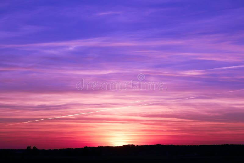 Por do sol roxo longe da cidade fotografia de stock royalty free Por do sol roxo longe da cidade fotografia de stock royalty free