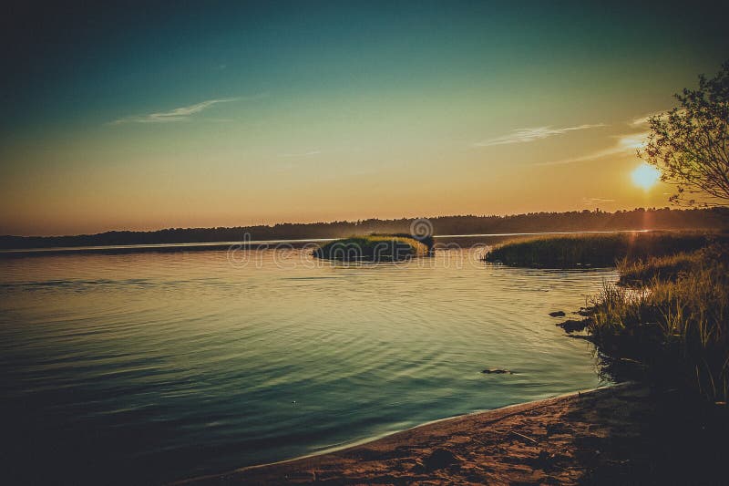 Por do sol sobre o lago imagem de stock royalty free Por do sol sobre o lago imagem de stock royalty free