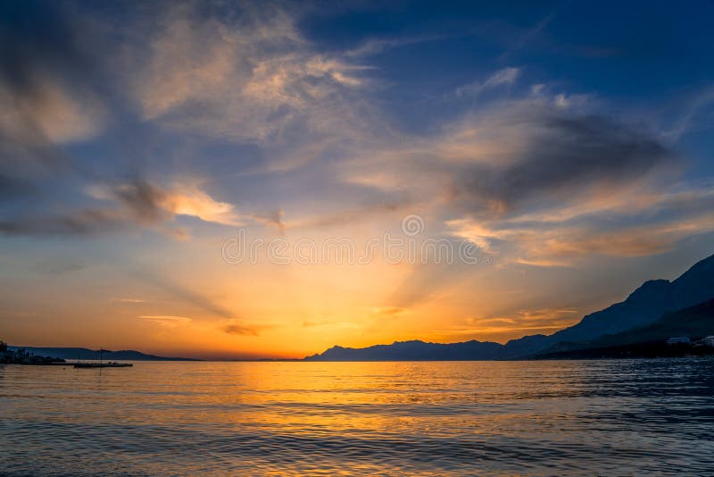 Por do sol sobre o mar de adriático, Makarska, Croácia imagem de stock royalty free Por do sol sobre o mar de adriático, Makarska, Croácia imagem de stock royalty free