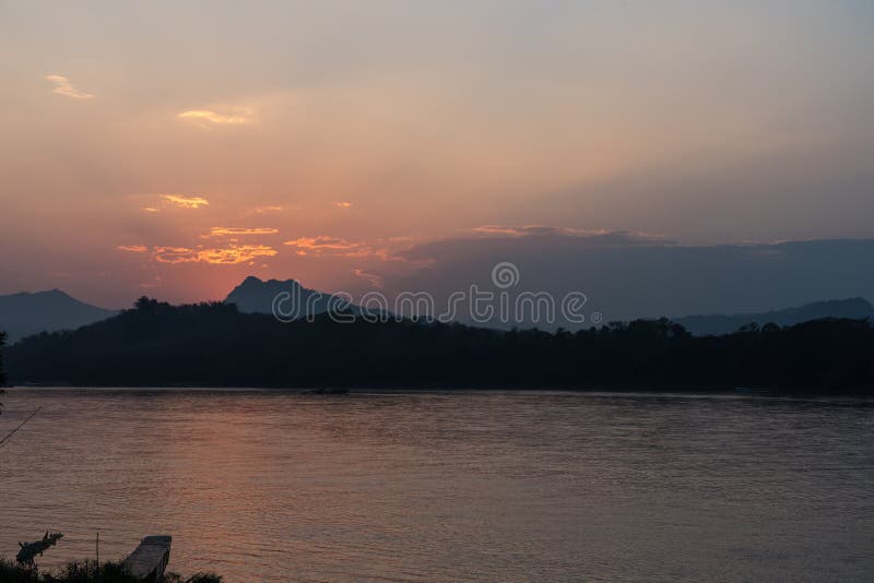 Por do sol sobre o Mekong River em Luang Prabang, Laos imagens de stock royalty free Por do sol sobre o Mekong River em Luang Prabang, Laos imagens de stock royalty free