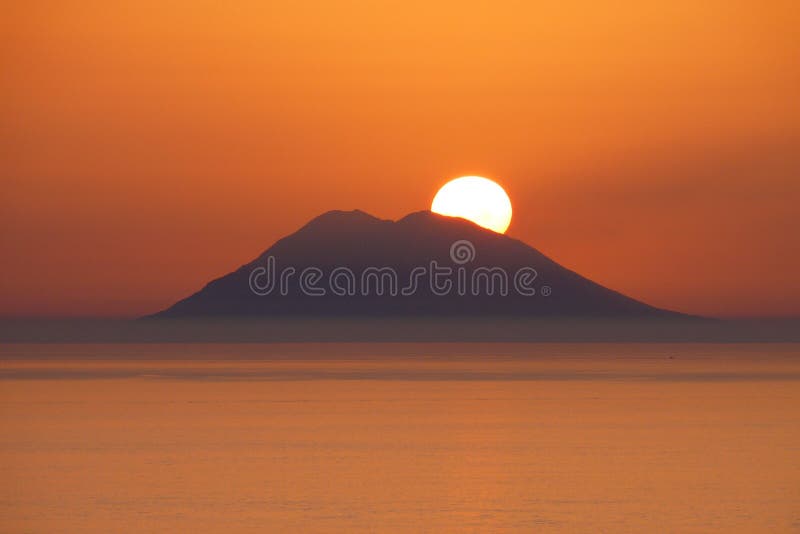 Por do sol sobre o Stromboli Por do sol sobre o Stromboli