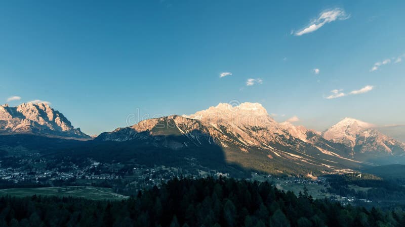 Por do sol sobre o timelapse das montanhas ` Ampezzo da cortina D dos cumes das dolomites, Itália