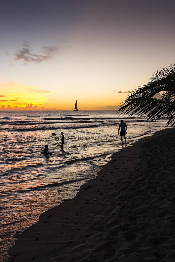Por do sol sobre uma praia em Barbados foto de stock Por do sol sobre uma praia em Barbados foto de stock