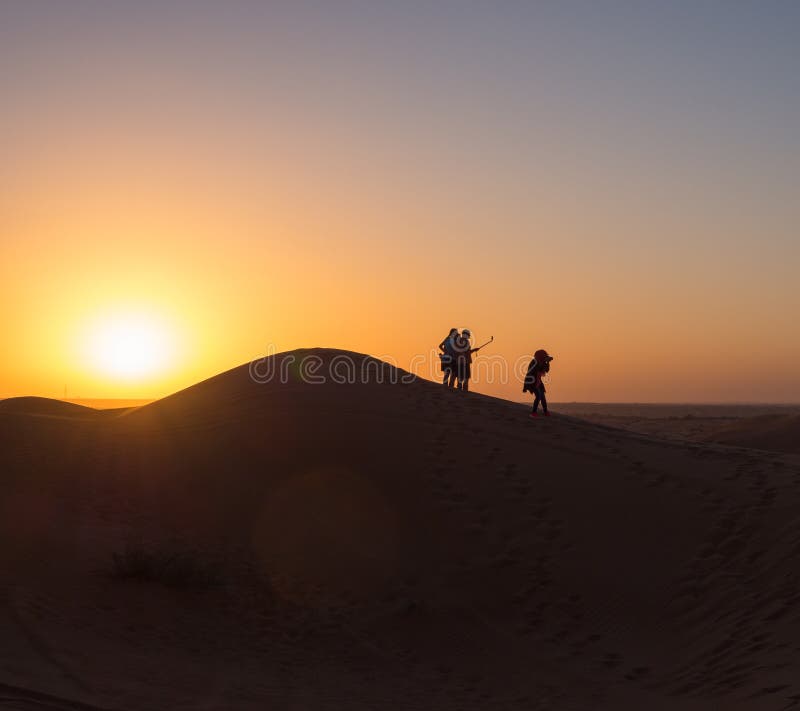 Por do sol UAE de Selfie do deserto de Dubai imagem de stock royalty free Por do sol UAE de Selfie do deserto de Dubai imagem de stock royalty free