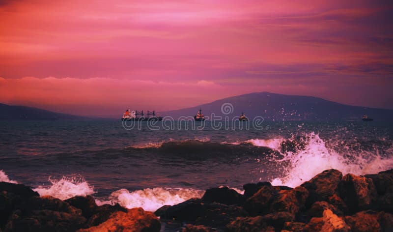 Por do sol vermelho sobre o Mar Negro, montanhas, céu roxo Paisagem cênico do mar do verão na noite tormentoso foto de stock royalty free Por do sol vermelho sobre o Mar Negro, montanhas, céu roxo Paisagem cênico do mar do verão na noite tormentoso foto de stock royalty free