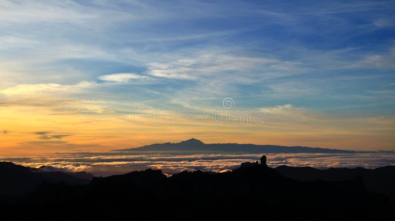 Por do sol vibrante das Ilhas Canárias imagens de stock royalty free Por do sol vibrante das Ilhas Canárias imagens de stock royalty free