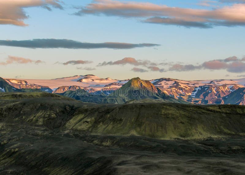 Por do sol épico acima da paisagem de Eyjafjallajokull e de Myrdalsjokull, caldera de Katla, Botnar-Ermstur, fuga de Laugavegur, imagem de stock royalty free Por do sol épico acima da paisagem de Eyjafjallajokull e de Myrdalsjokull, caldera de Katla, Botnar-Ermstur, fuga de Laugavegur, imagem de stock royalty free