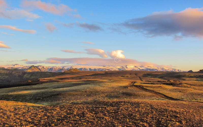 Por do sol épico acima da paisagem de Eyjafjallajokull e de Myrdalsjokull, caldera de Katla, Botnar-Ermstur, fuga de Laugavegur, imagens de stock Por do sol épico acima da paisagem de Eyjafjallajokull e de Myrdalsjokull, caldera de Katla, Botnar-Ermstur, fuga de Laugavegur, imagens de stock