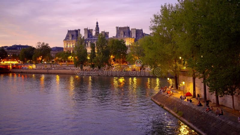 Por la noche, parís con seína de río, un lugar muy romántico para estar