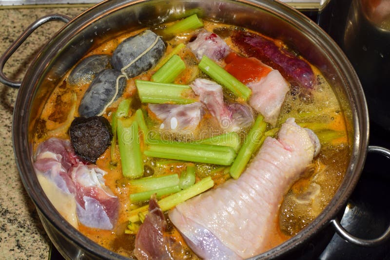 Porc espagnol traditionnel et chiken le ragoût avec le boudin Concept de nutrition images stock Porc espagnol traditionnel et chiken le ragoût avec le boudin Concept de nutrition images stock