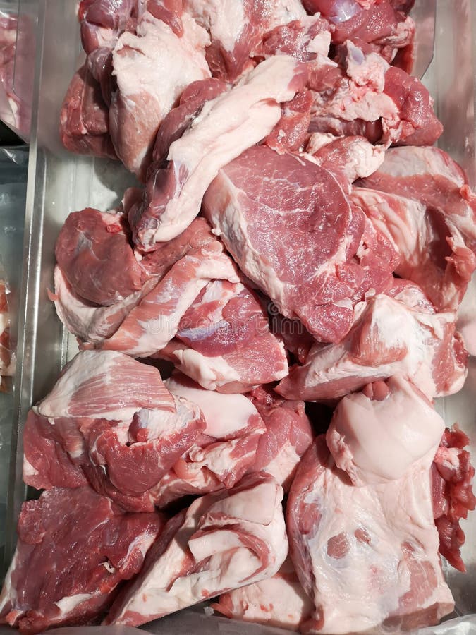 Porc pour faire cuire l'endroit sur le congélateur pour la distribution dans le supermarché images libres de droits Porc pour faire cuire l'endroit sur le congélateur pour la distribution dans le supermarché images libres de droits