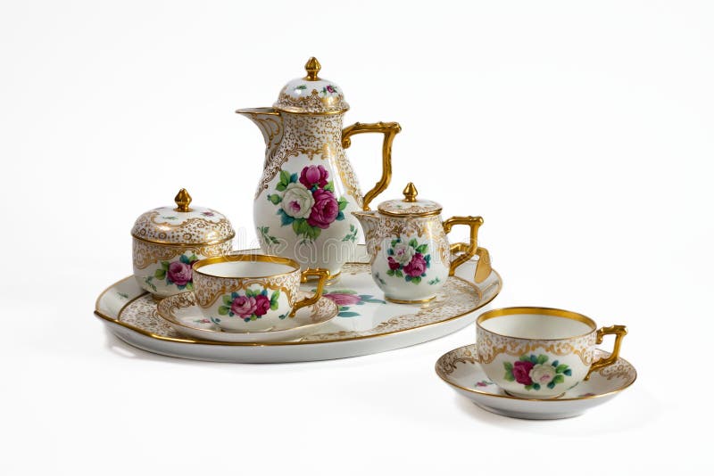 Jogo de chá de porcelana antigo com ornamento floral isolado em