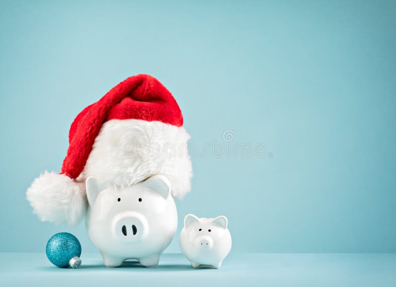 Porcellino salvadanaio di finanze di Natale che porta il cappello di Santa immagine stock libera da diritti Porcellino salvadanaio di finanze di Natale che porta il cappello di Santa immagine stock libera da diritti