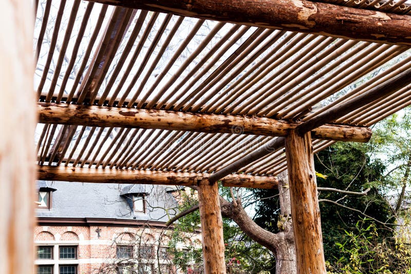 Porche en bois sous un grand arbre Construction en bois et construction de bâtiments Structures en bois fabriquées à la main photo stock Porche en bois sous un grand arbre Construction en bois et construction de bâtiments Structures en bois fabriquées à la main photo stock