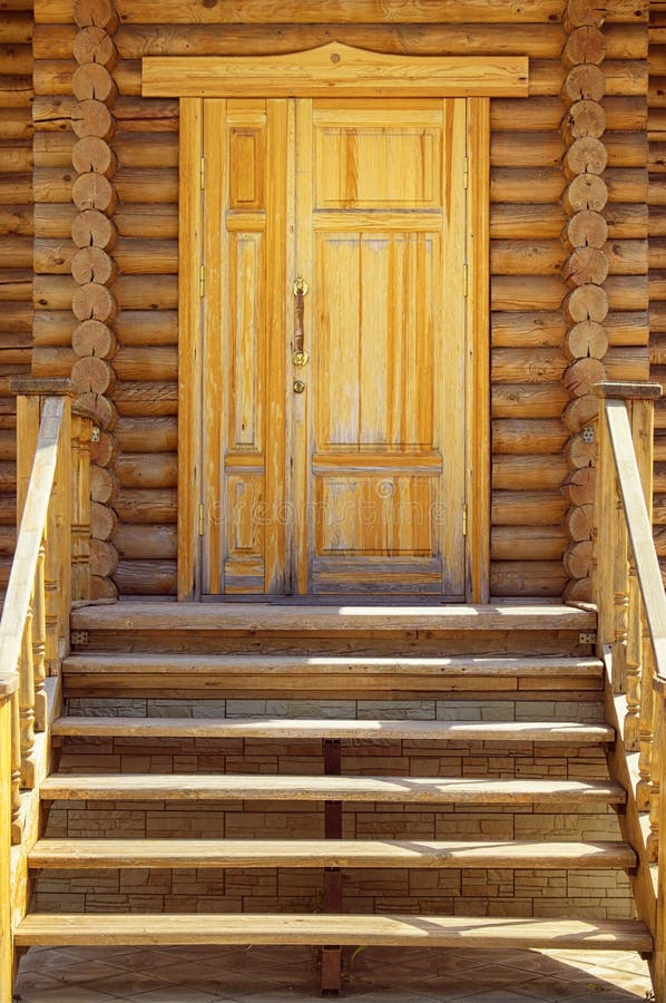 Porche, porte et escalier en bois dans une maison de cadre de rondin La technologie antique de construire une hutte russe et des image libre de droits Porche, porte et escalier en bois dans une maison de cadre de rondin La technologie antique de construire une hutte russe et des image libre de droits
