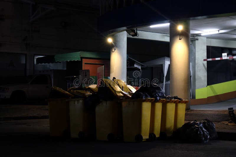Porciones de compartimientos plásticos Recycled amarillos en la noche oscura en Bangkok urbana Tailandia, compartimiento para la fotografía de archivo Porciones de compartimientos plásticos Recycled amarillos en la noche oscura en Bangkok urbana Tailandia, compartimiento para la fotografía de archivo